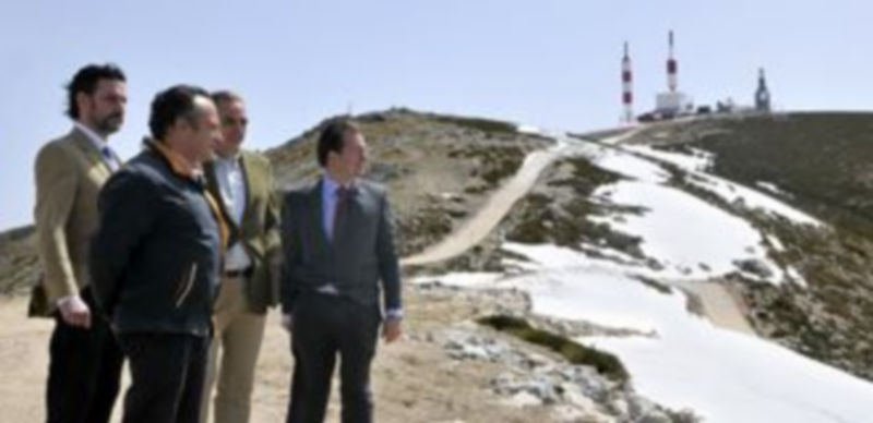 Los cuatro alcaldes cuyos municipios forman parte de la Sierra del Guadarrama disfrutaron de unas espléndidas vistas en lo alto de la “Bola del Mundo”. / Alberto Benavente.