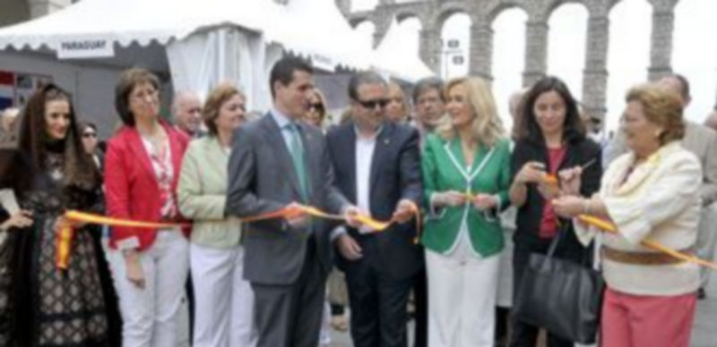 Autoridades y personalidades presentes ayer en el acto del corte de la cinta con la que se inauguró oficialmente la quinta edición de la Feria Internacional de la Mujer Rural. / Alberto Benavente