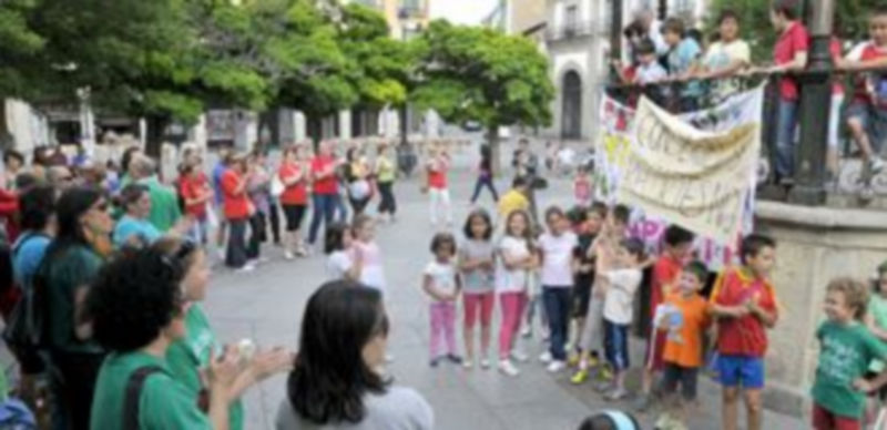 Algunos de los niños que acompañaron ayer a sus padres en la concentración convocada en la Plaza Mayor portaban pancartas en defensa de los conserjes en sus colegios. / Alberto Benavente