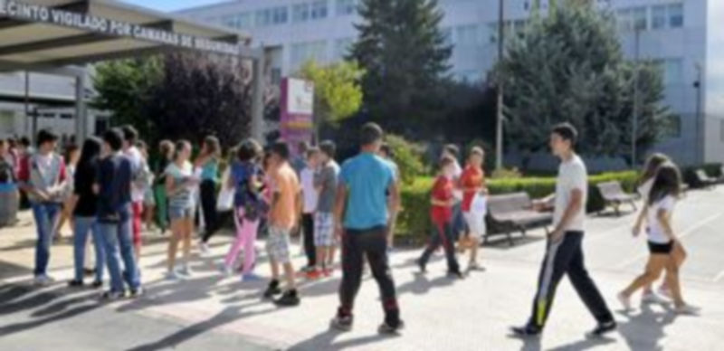 Los estudiantes intercambian saludos en las puertas de un instituto segoviano y comentan con sus compañeros las novedades del curso que ayer iniciaron. / Alberto Benavente
