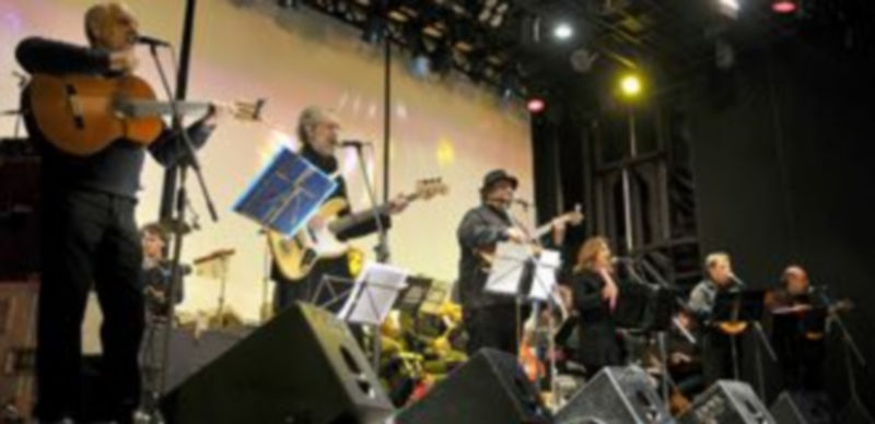 San Frutos viene con lluvia 1 Centenares de segovianos bailaron al són de las jotas y las canciones de Nuevo Mester de Juglaría en la Plaza Mayor. / Alberto Benavente