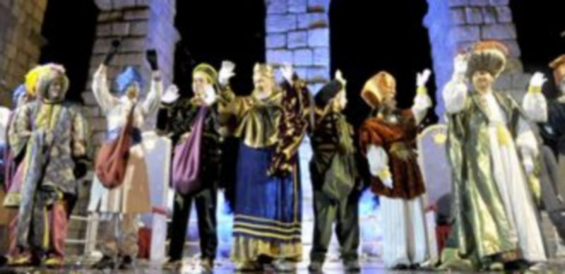 Los Reyes Magos recorrerán un año más el trayecto que separa dos de los monumentos segovianos más relevantes