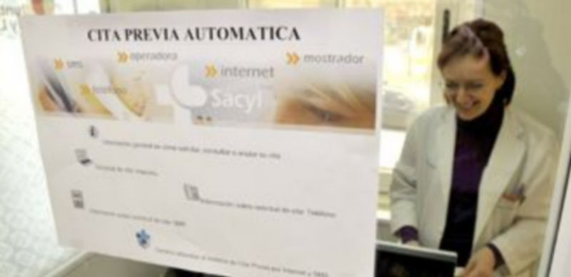 La Consejería de Sanidad ha desarrollado campaña para mostrar a los ciudadanos el funcionamiento de los distintos sistemas de petición de cita médica. / Alberto Benavente