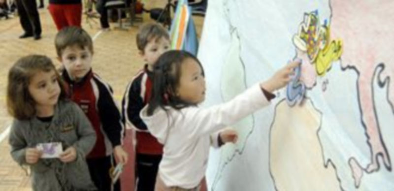 Las niñas del colegio Maristas “Nuestra Señora de la Fuencisla” colocan palomas de la paz