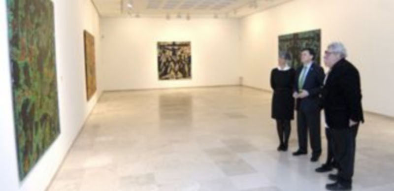 Mon Montoya comenta una de las obras expuestas con Francisco Vázquez