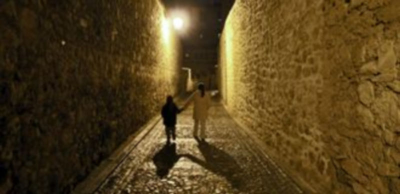 Las familias que acogen a un menor cuidan de él y le guían con su atención y cariño durante un periodo difícil de su vida en el que no pueden tener constantemente a sus padres. / Alberto Benavente