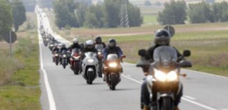 Rugidos de la Campiña a Tierra de Pinares 1 La caravana que formaron los más de doscientos motoristas compuso una bella figura que allí la atención de cuantos se cruzaron con la motada por las carreteras de la red provincial. / A. Benavente
