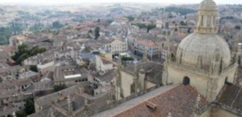 Imagen aérea de la seo segoviana. Las obras permitirán reparar las cubiertas de las naves centrales del templo. / Juan Martín