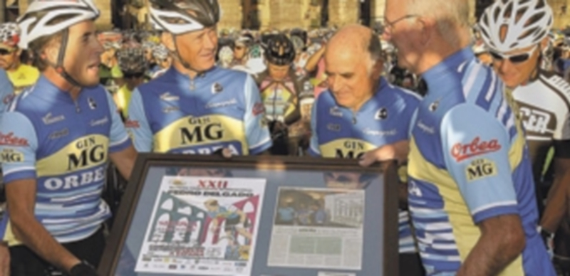 Varios integrantes del MG Orbea con el cuadro conmemorativo de la XXII Marcha Cicloturista Pedro Delgado./ Juan Martín