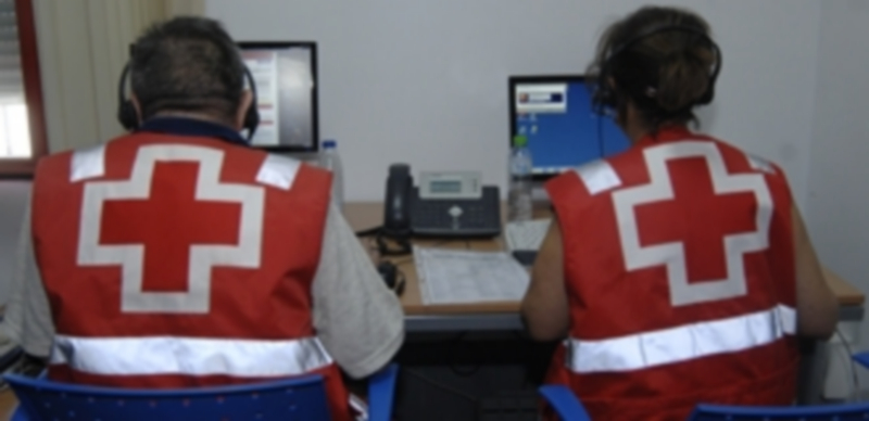 Centro de Contacto provincial desde donde los operarios hacen un seguimiento del estado de los mayores.  / Elena Peña