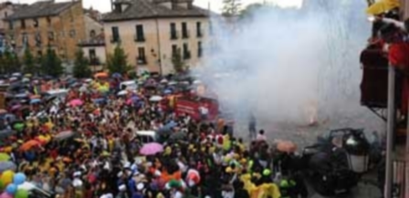 Punto de partida de las fiestas de San Luis con el pregón y la traca de comienzo de estas festejos