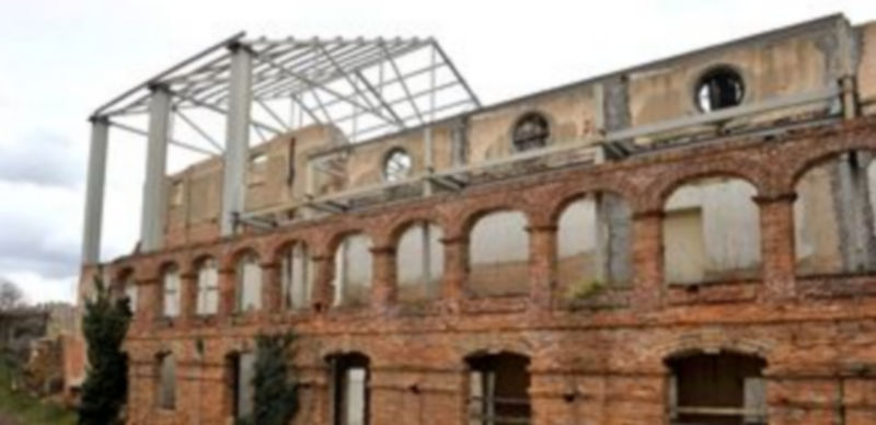 Las estructuras metálicas sobresalen con una altura de cuatro metros sobre la cota original del edificio