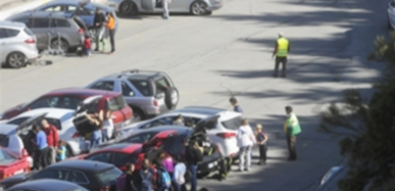 Los ‘gorrillas’ se aprovechan de la falta de control del párking de Navacerrada 1 Los 'gorrillas' han llegado al párking de Navacerrada