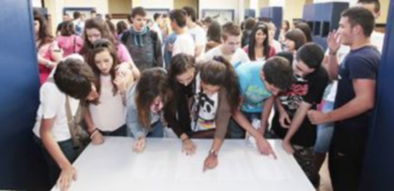 Los estudiantes del IES Mariano Quintanilla se agolpan ante los listados con el reparto de los grupos para conocer la clase donde pasarán el curso ayer iniciado . / L. Mazagatos