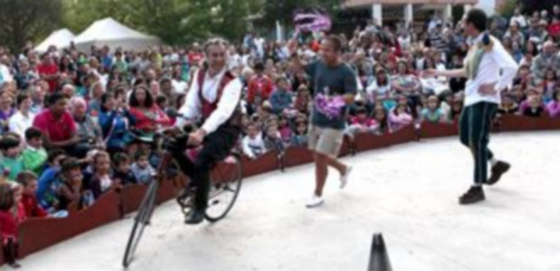 El espectáculo ‘Charabia’ de la compañía ‘El negro y el flaco’ hizo disfrutar al público en el Parque del Reloj con malabares