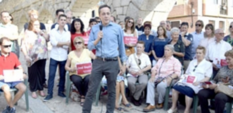 Bayón presenta su candidatura con el objetivo de “ganar la provincia de Segovia” 1 Cerca de un centenar de socialistas de la capital y la provincia apoyó a José Bayón en su presentación. / MARTA HERRERO