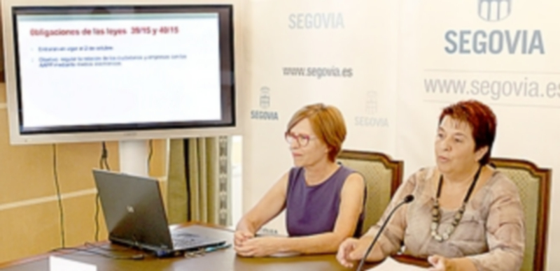 La concejala de Gobierno Interior y la alcaldesa informaron sobre la ampliación de la administración electrónica. / NEREA LLORENTE