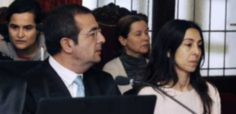 Raquel Gago junto a su abogado durante el juicio por la muerte de Carrasco. / Efe