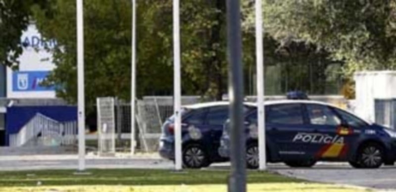 Dos vehículos de la Policía Nacional en las inmediaciones del Madrid Arena. / Efe