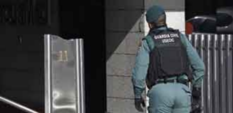 Un agente de la Guardia Civil accede a la sede central de Acuamed. / E.P.