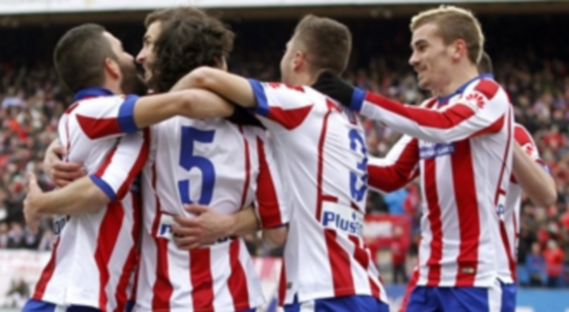 Los jugadores del Atlético de Madrid celebran uno de los cuatro goles conseguidos ante el Real Madrid en el derbi de la capital española disputado ayer en el Estadio Vicente Calderón. / EFE