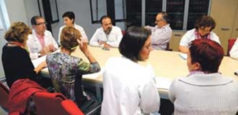 El paciente con sospecha de ébola da negativo en la primera prueba 1 El Comité de Seguridad y Riesgos Laborales del Hospital del Meixueiro se reunió ayer tras el traslado de la persona con posibilidad de portar el virus. / EFE