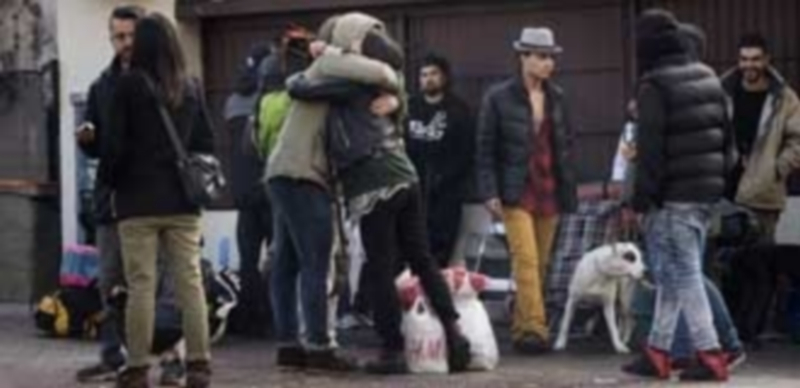 84 detenidos en Madrid por el desalojo de un edificio de ‘okupas’ 1 Varias de las personas desalojadas durante la mañana de ayer del madrileño colegio mayor San Juan Evangelista. / Efe