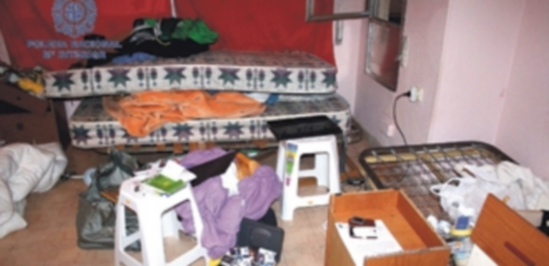 Parte del interior de uno de los inmuebles intervenidos por los agentes de la Policía Nacional de Murcia. / Efe