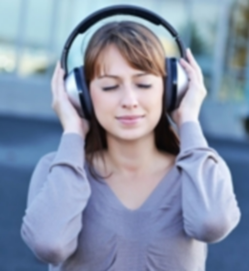 Una joven organiza las cajas embaladas para independizarse