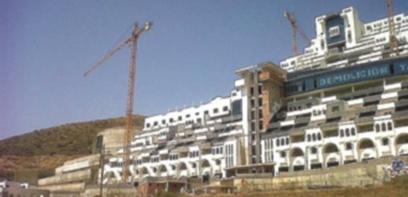 Las obras del hotel almeriense continúan paradas a la espera de sentencia. / E.P.