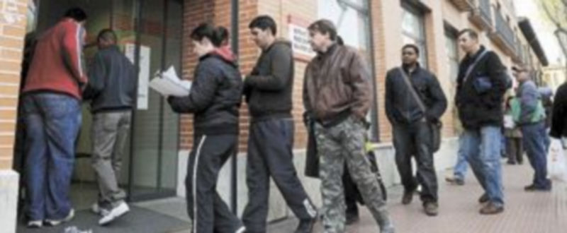 Un grupo de desempleados hacen cola en la calle ante una de las oficinas madrileñas del Instituto Nacional de Empleo. / Efe