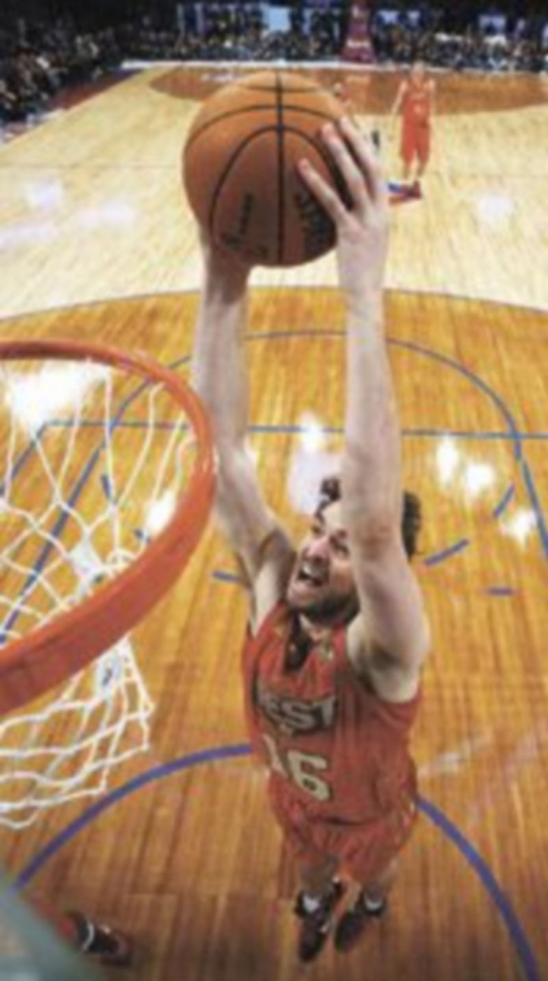 Pau Gasol se dispone a ejecutar un mate. / Efe.