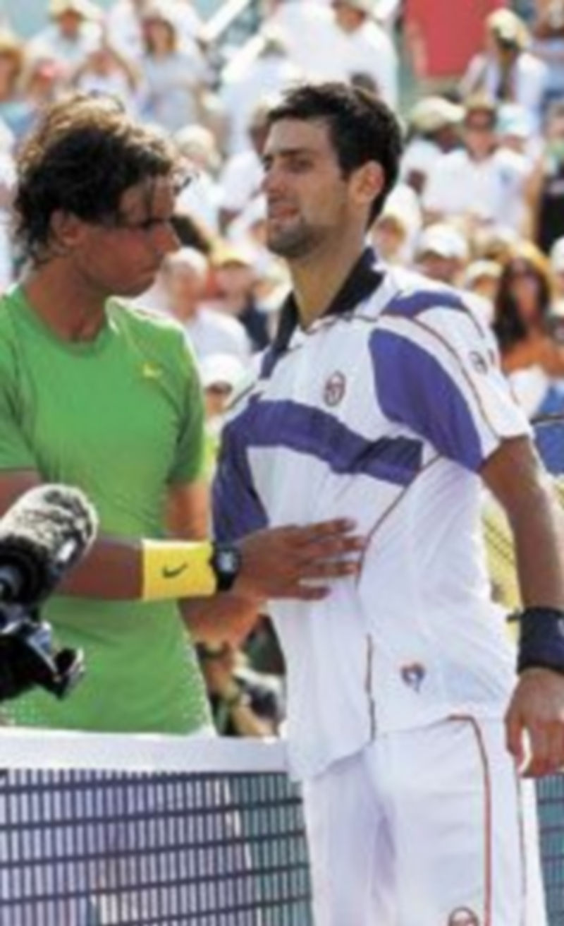 Nadal felicita a Djokovic tras perder en Miami. / Reuters.