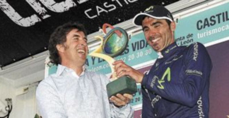 Ventoso recibe el trofeo de manos de Pedro Delgado. / Ical