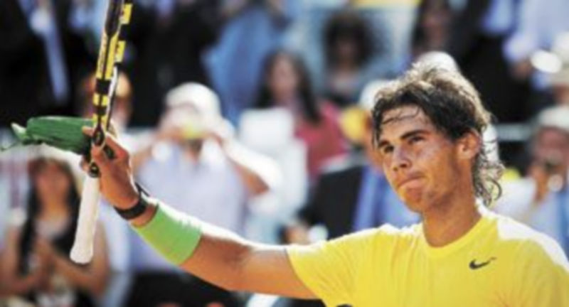 Nadal saluda al público que abarrotó la pista central de la Caja Mágica al concluir el encuentro. / Efe