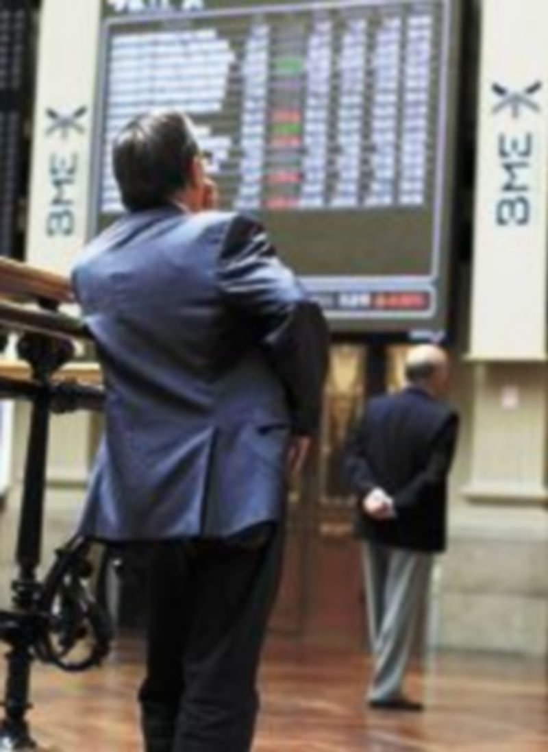 Un inversor mira con atención la evolución del Ibex 35 en la jornada de ayer. / Reuters