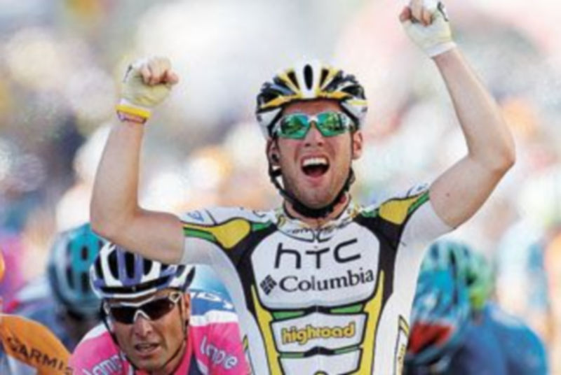 Cavendish levanta los brazos en señal de victoria. / Reuters