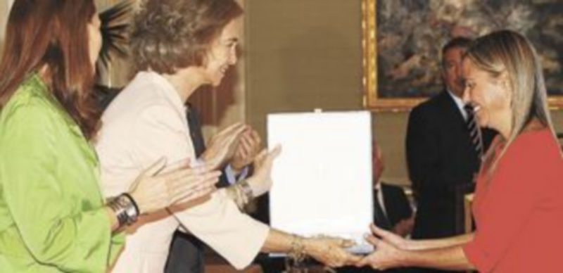 La Reina Doña Sofía hace entrega del galardón a Asunción Gallardo