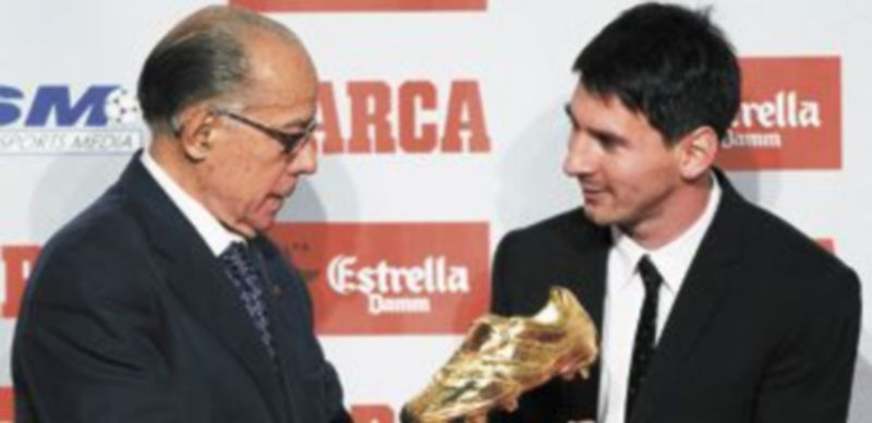 Messi recibió el galardón de manos de Luis Suárez