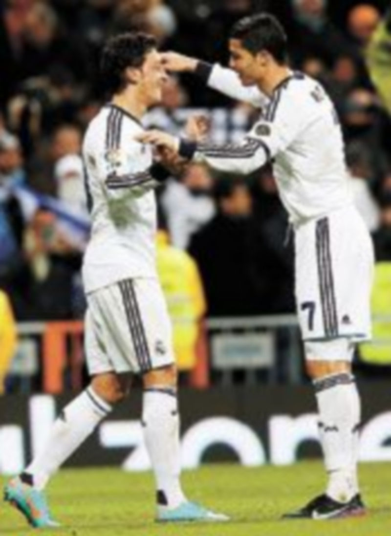 Özil le ha dado 27 pases de gol a Cristiano en el Real Madrid. / Reuters