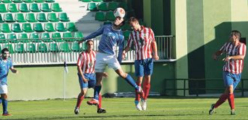 Jugada aérea del encuentro celebrado ayer en el campo de La Albuera entre el Unami y el Atlético Tordesillas. / Lara Mazagatos