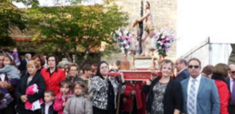 Multitudinaria procesión del Santo Cristo 1 Los vecinos de Escarabajosa de Cabezas acompañaron a la imagen del Santo Cristo atado a la Columna a lo largo del recorrido