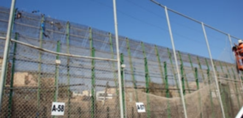 Reparación de la valla de Melilla. / EP