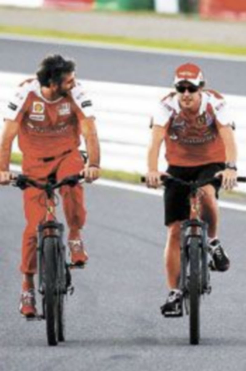 Alonso recorre el trazado nipón en bicicleta. / Reuters