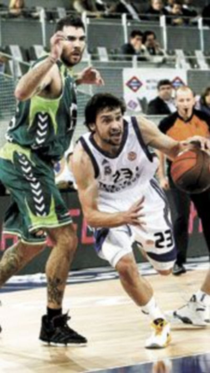 Sergio Llull evita la defensa del ala-pívot Guille Rubio. / EFE