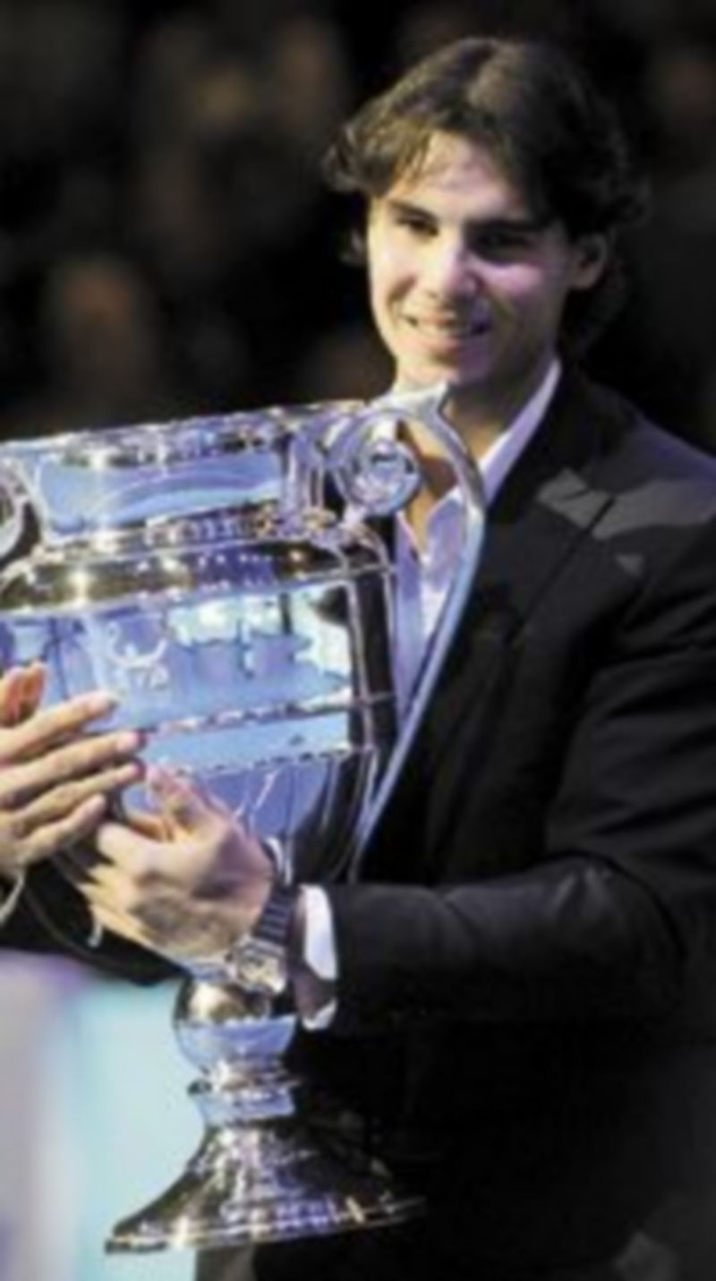 Nadal recibió el premio tras el partido entre Murray y Federer. / EFE