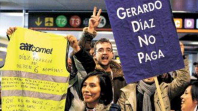 Los empleados de Air Comet se han manifestado durante meses para reclamar las nóminas que no les ha pagado la aerolínea. / Efe