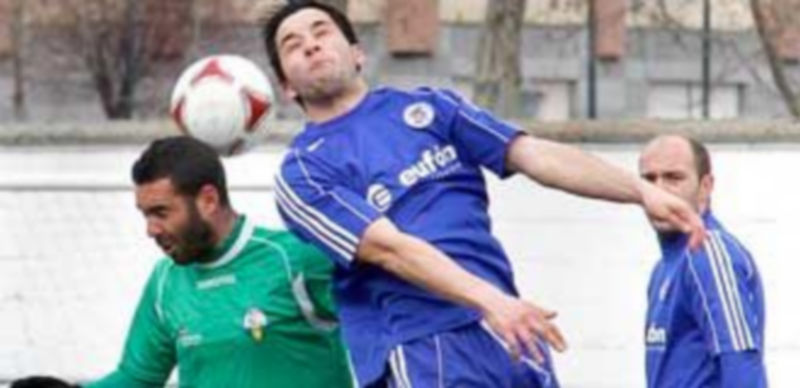 Villacé trata de cabecear el balón