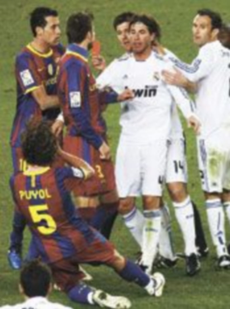 Ramos dio un manotazo a Puyol en el último precedente en Barcelona. / Efe.