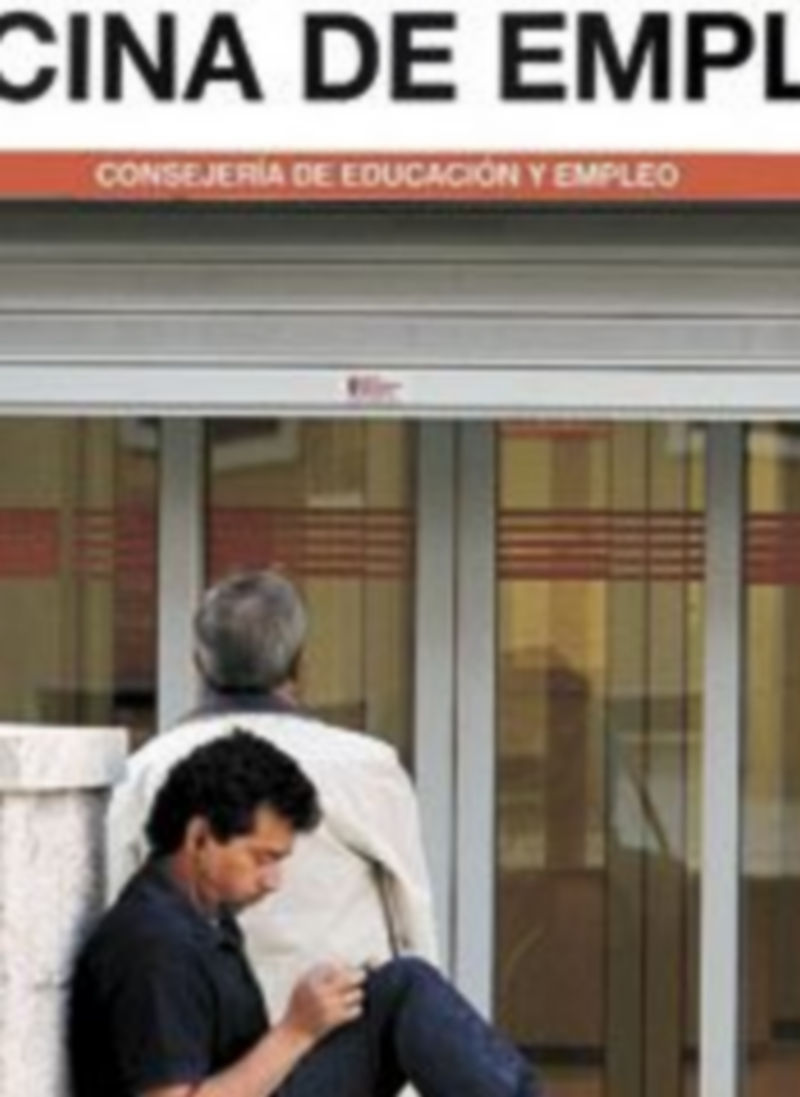 Un joven sin trabajo espera su turno delante de una oficina de empleo. /Efe